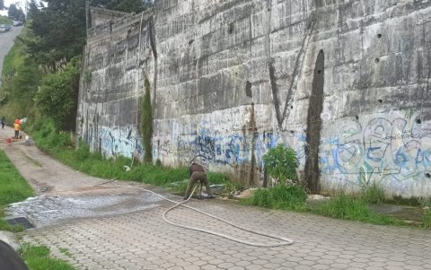 El derrame de la gasolinera afectó a varias viviendas en el barrio Argelia, sur de Quito