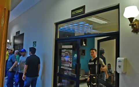 La rectora de la Universidad Agraria, Tamara Borodulina, solicitó resguardo policial en su oficina ante los momentos de tensión vividos por el pedido de su salida.