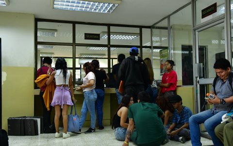 Estudiantes de la Universidad Agraria cumplían con el proceso de matriculación, que se mantiene, pese a la pugna entre autoridades.