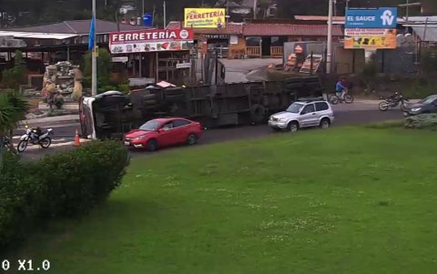 El tráiler bloqueó dos carriles, por lo que los conductores transitaron alrededor del redondel.