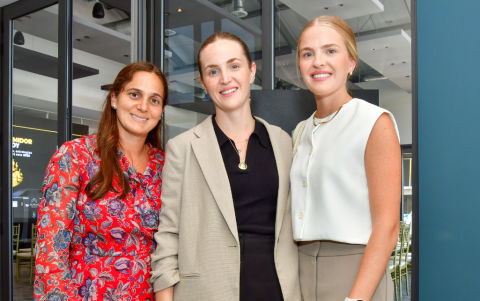 Gabriela Noboa junto a Cecilia y Doménica Valdano.