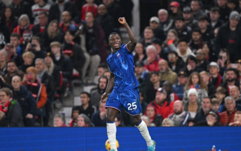 Moisés Caicedo celebró el gol conseguido con Chelsea, pero después no fue válido por Offside