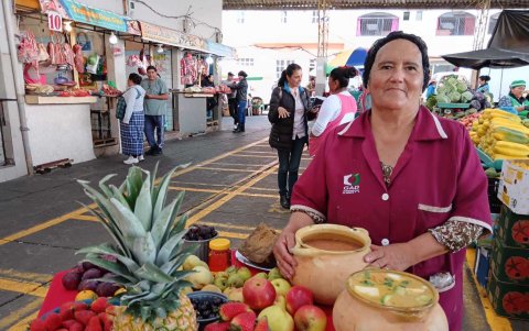 Leonor Cordova y sus compañeras de la plaza Primnero de Mayo idearon la preparacion de la fanesca de dulce.