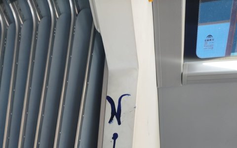 Así quedó una de las paredes de los buses eléctricos tras los rayones. Se detectaron más actos vandálicos