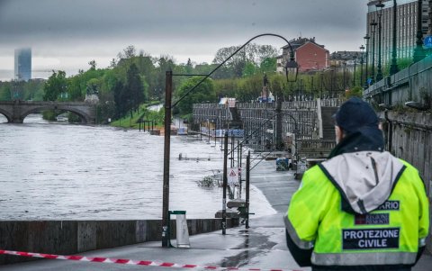 Un funcionario de protección civil se encuentra en un acceso cerrado a la zona ribereña del río Murazzi del Po como medida de precaución en Turín, Italia, el 17 de abril de 2025.