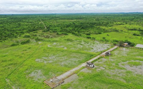 La alcaldía invertirá más de $17 millones para expropiar terrenos y construir la autopista que dará acceso al nuevo aeropuerto en Daular. La obra entusiasma a algunos y preocupa a otros.