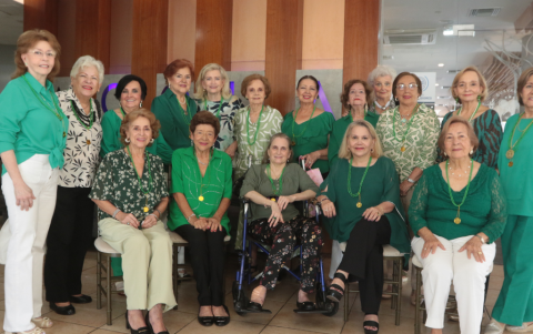 Vicky de Seminario, presidenta del directorio, sorprendió a las asistentes con collares verdes decorados con monedas doradas, símbolo de prosperidad para el resto del año.