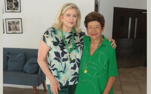 Vicky de Seminario y Leticia Guzmán de Baquerizo.