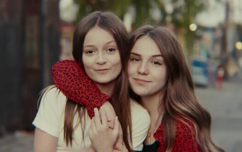 La docuserie Malas influencias revela cómo la fama digital puede convertirse en una carga emocional para los niños expuestos en redes sociales desde temprana edad.