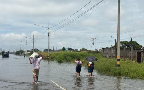 La población se rehúsa a mantenerse en casa, porque debe salir a trabajar.
