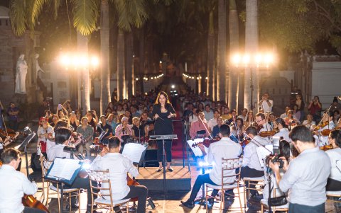 Victhoria Pérez dirigiendo un concierto de la Orquesta Sinfónica de Guayaquil.
