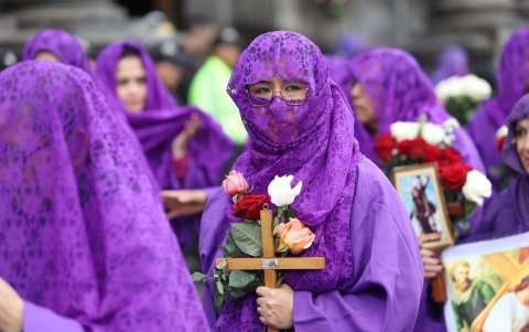Las Verónicas son mujeres que acompañan a Jesús en su camino al Calvario.