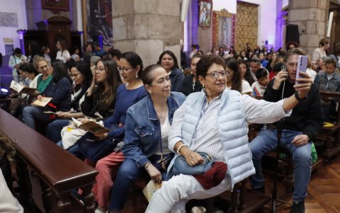 Asistencia. Algunos fieles suelen usar celulares en misas y otras celebraciones de fe, como en el Arrastre de Caudas, en la Catedral. El gesto es cuestionado por religiosos.