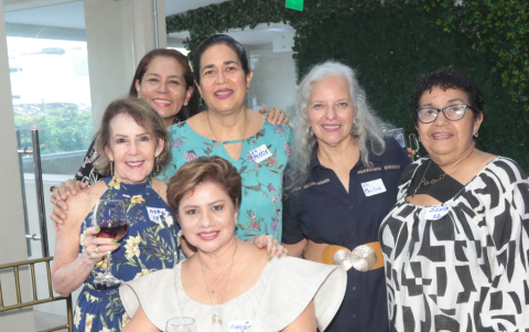 Cecilia Andrade, Peggy de Moreno, Cecilia Barzola, Sonia Kaiser, Nury Diaz y Gricelda Peñaherrera.