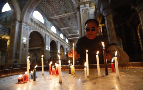 Los adultos mayores son los que recuerdan los días de recogimiento y silencio