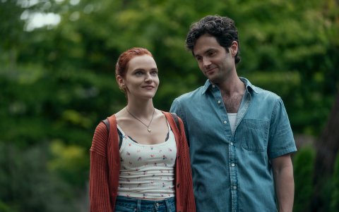 Madeline Brewer como Bronte, Penn Badgley como Joe Goldberg en la quinta temporada.