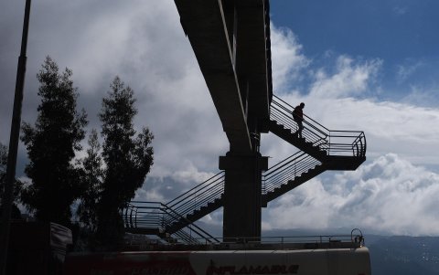Un joven camina por las escaleras de un puente este martes, en El Alto (Bolivia).