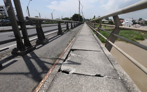 Impedimentos. En el puente de la Unidad Nacional, la zona peatonal presenta daños. Hay tramos con huecos, además de que las tapas de las cajas eléctricas están fuera de su sitio.