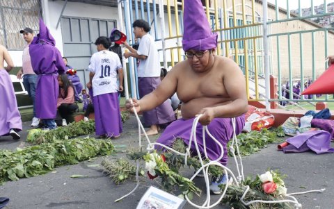 Cucurucho se alista para la procesión.