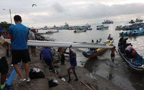 Los miembros de la Fundación Aparicio Pérez cuando sacaban la yola de las aguas en Posorja, tras quedar fuera de competencia por avería.