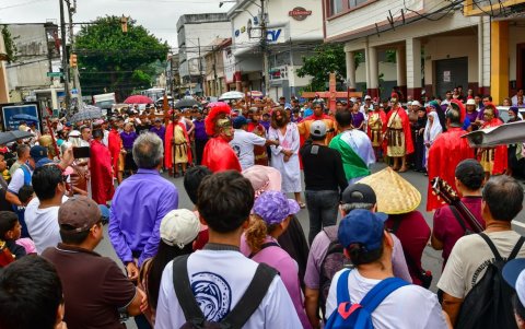 Varios fieles católicos asistieron en el viacrucis de San Agustín.