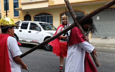 Viacrucis en barrio Pedestal, en Loja