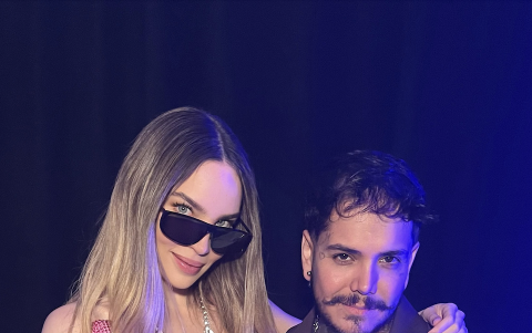 Cesar Mushi maquilla a Belinda para diversos eventos.