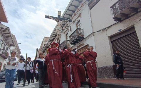 Viacrucis en Cuenca recorrió las calles del Centro Histórico.