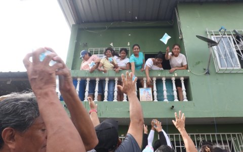 Durante la procesión, varias personas lanzaban botellas o fundas con agua helada a quienes caminaban. La gente con alegría las recibía.