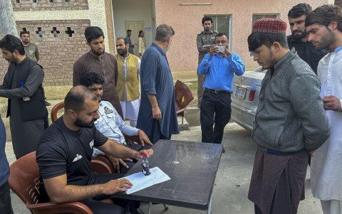 Resignados pero en calma llegaron a los centros de detención en Peshawar, Pakistán, los primeros afganos que fueron arrestados por las autoridades paquistaníes