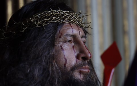 Un devoto católico se aflije su cuerpo en representación de los padecimientos de Jesús, hace más de 2.000 años.