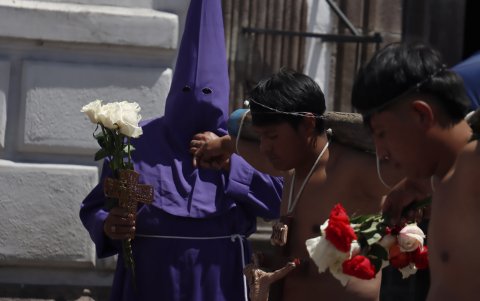 Los cucuruchos usan un vestido morado con un cono puntiagudo en la cabeza.