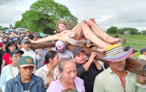 El Viernes Santo congregó a varios fieles en Salitre.
