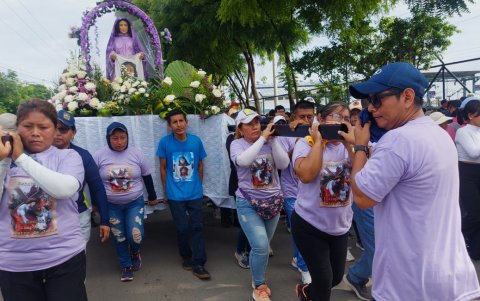 Los fieles durante la procesión en las calles peninsulares.