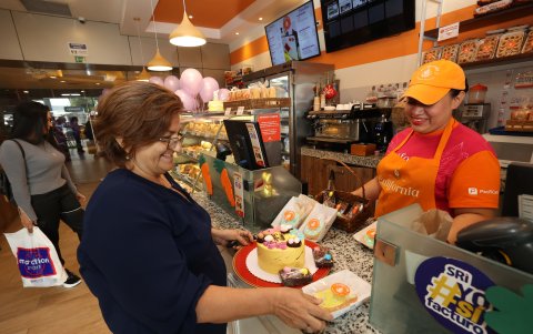 La Panadería y Pastelería California ofrece tortas con decoración de la Pascua.