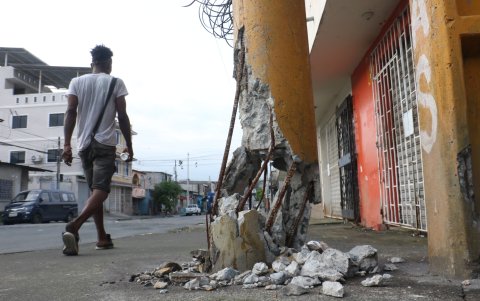 os vecinos del sector se preocupan de que pueda ocurrir una tragedia por los postes dañados.