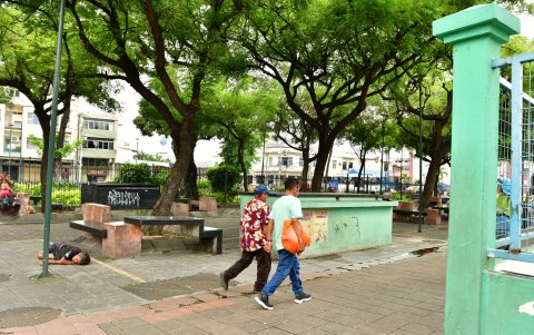 Escena. Un hombre durmiendo en los exteriores del parque San Agustín.