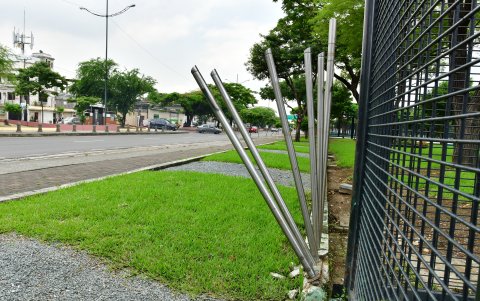Daño. Barrotes de un tramo del parque lineal de la avenida Barcelona, cerca del puente que cruza la Velasco Ibarra, están dañados.
