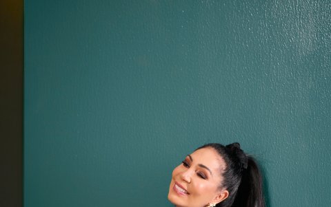 Prefiere meditar, disfrutar del mar y de una buena lectura.