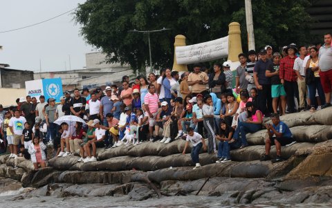 Decenas de habitantes de Posorja coparon el malecón para ver el arribo de las yolas.