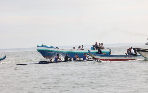 ADN 1 luchó, pero llegó en segundo lugar. Pese a no ganar, sigue siendo el dueño del tiempo récord de la regata establecido en 2001 6 horas, 25 minutos.