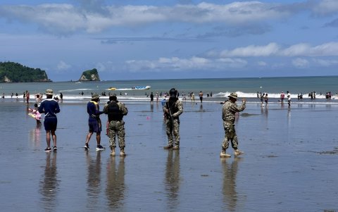 Uniformador de las Fuerzas Armadas resguardan los balnearios.