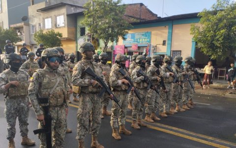 En Ecuador rige también el estado de excepción. Policías y Fuerzas Armadas patrullan de forma conjunta.