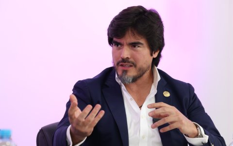 José de la Gasca, ministro de Gobierno de Ecuador, reacciona ante las amenazas de atentados contra el presidente Noboa, calificándolas como una venganza de los perdedores políticos.