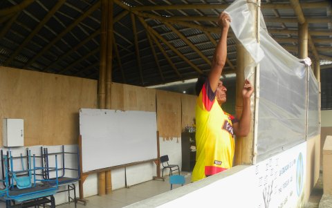 Con plásticos se intenta evitar que el agua ingrese cuando llueve. Ocurre en la escuela Juan Gómez, en Libertador Bolívar.