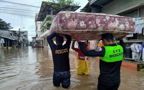 Las familias han tenido que ser evacuadas en el cantón Santa Lucía este 19 de abril.