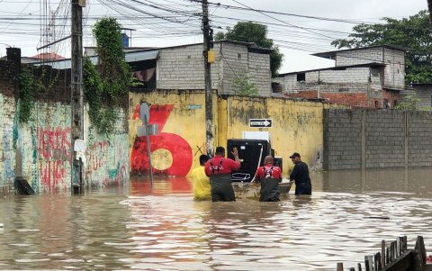 Por zonas inundadas de Santa Lucía, en Guayas, se trasladaron enseres domésticos.