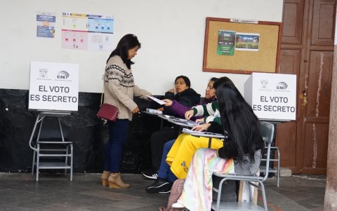 En las elecciones de segunda vuelta, el CNE prohibió portar el celular en mano y fotografiar el voto.