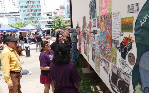 Artistas elaboraron en calle Panamá un mural con la técnica de paste-up, que consiste en pegar ilustraciones en una pared del espacio público.
