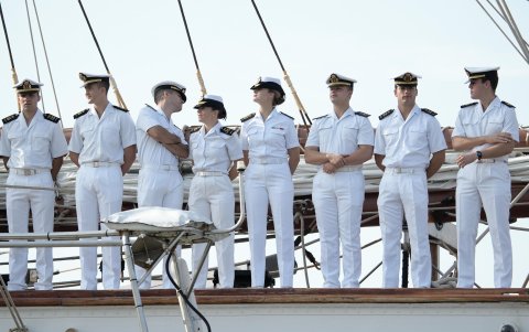 Guardiamarinas españoles participan en actividades con las Fuerzas Armadas de Perú durante su estadía en Callao.